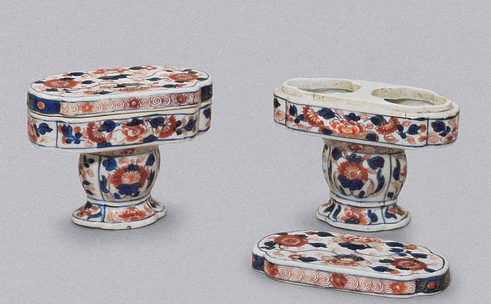 18世纪早期 青花红彩描金花卉纹高足香料盖罐